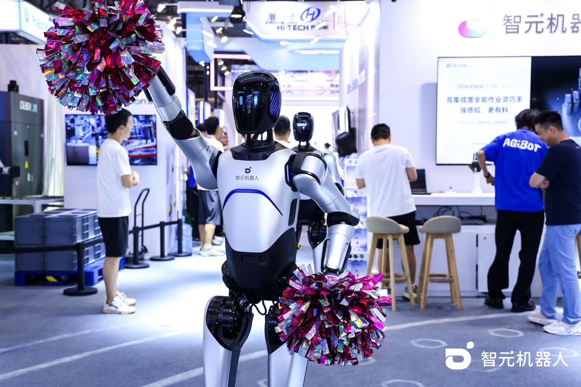  55世纪机器人 WAIC 首日展台火爆，机器人家族集体打工忙不停
